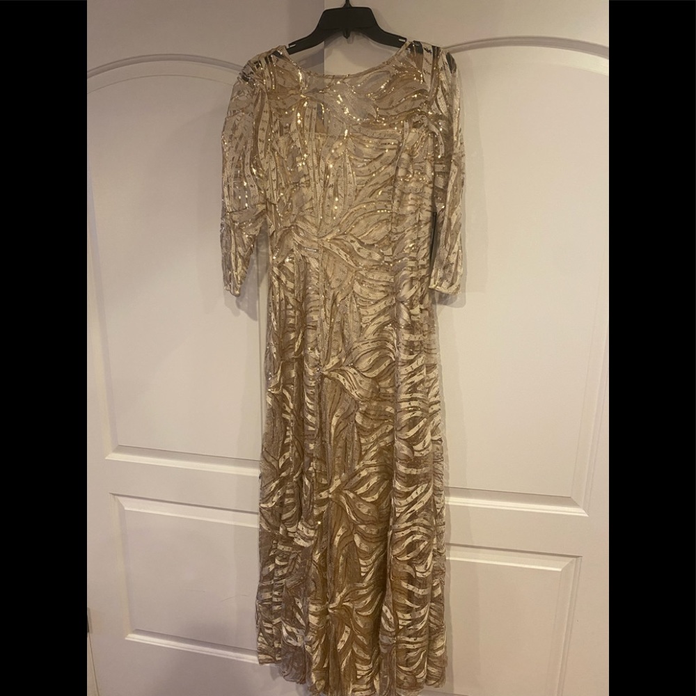 Tahari 3/4 Sleeve Sequin Novelty A-Line Gown. Champagne Gold. Size 8.